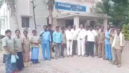 టేక్మల్: టేక్మాల్‌ మండలంలోని గ్రామ పంచాయతీ పారిశుద్ధ్య కార్మికులను ముందస్తు అరెస్టు చేసిన పోలీసులు