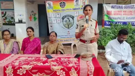 సైబర్ మోసాల పట్ల విద్యార్థులు అప్రమత్తంగా ఉండాలి: శక్తి టీమ్ ఇంఛార్జి ఎస్సై గాయత్రి