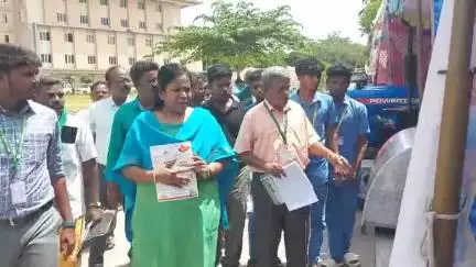 திருப்பத்தூர்: ஆட்சியர் அலுவலகத்தில் வேளாண் இயந்திரங்கள், கருவிகள் கண்காட்சியை பார்வையிட்ட கலெக்டர் சிவ செளந்திரவல்லி