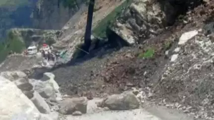 चमोली: बद्रीनाथ राष्ट्रीय राजमार्ग पर पीपलकोटी के पास मलबा आने से यातायात बाधित, मार्ग खोलने का कार्य शुरू