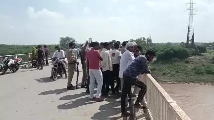 चकरनगर: चंबल पुल पर बाइक खड़ी कर युवक ने नदी में लगाई छलांग, पुलिस पेट्रोल बोट की मदद से युवक की खोजबीन में जुटी