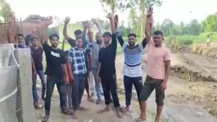 बेहट: शाहपुर गाड़ा की बस्ती में सीसी सड़क नहीं होने से ग्रामीण परेशान, बरसात के दिनों में होती है समस्या #jansamasya