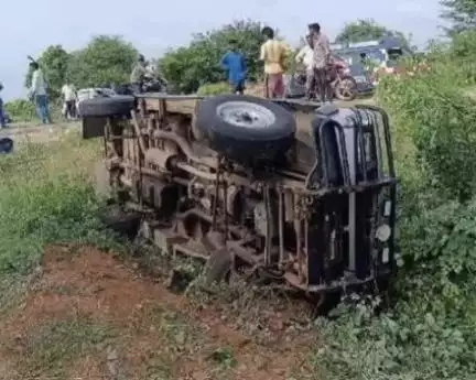 ఉరవకొండ: కోనాపురం వద్ద ఉపాధ్యాయులు ప్రయాణిస్తున్న తుఫాను వాహనం అదుపు తప్పి బోల్తా,13 మంది ఉపాధ్యాయులకు గాయాలు