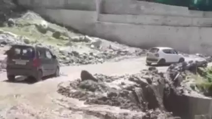 टापरी: किन्नौर के रुनंग नाले में बारिश के बाद आई बाढ़ से बंद हुए NH-5 को प्रशासन ने किया बहाल, वाहनों की आवाजाही शुरू