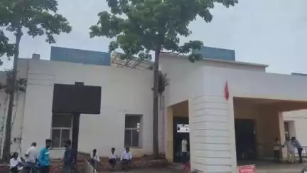 జమ్మికుంట: పెద్దపల్లి సమీపంలో చేపడుతున్న రైల్వే ఫ్లైఓవర్ బ్రిడ్జి నిర్మాణ పనుల కారణంగా జమ్మికుంటలో రాజధాని, తెలంగాణ రైళ్ల నిలిపివేత