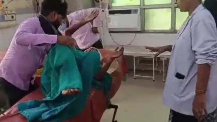 एटा: गमी में शामिल होने पति के साथ बाइक पर जा रही महिला चलती बाइक से भदुआ गांव के समीप गिरी, हालत गंभीर, मेडिकल में भर्ती