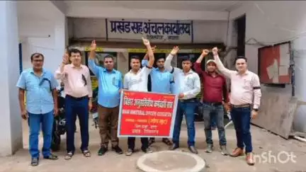 रिविलगंज: रिविलगंज प्रखंड कार्यालय पर लिपिकों का काला बिल्ला लगाकर विरोध, 10 सूत्री मांगों को लेकर सरकार पर अनदेखी का आरोप