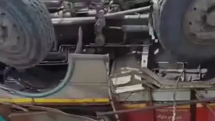 मोहोळ: मोहोळ-विजापूर बायपास रस्त्यावर कुरुलजवळ ट्रक पलटी होऊन भीषण अपघात