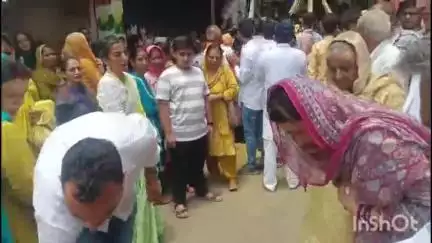 हमीरपुर: विधायक आशीष शर्मा ने प्रभु जगन्नाथ रथ यात्रा के दौरान रथ के आगे झाड़ू लगाया, पत्नी स्वाति संग की पूजा-अर्चना