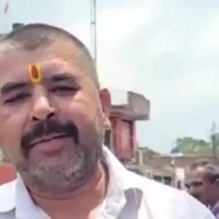 बड़सर: बड़सर टैक्सी यूनियन ने बणी में प्राइवेट गाड़ी को सवारियाँ ले जाते हुए पकड़ा, करवाया चालान