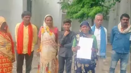 ललितपुर: बुढ़ेरा निवासी ग्रामीणों ने रास्ते की मांग को लेकर कलेक्ट्रेट में प्रदर्शन कर डीएम को सौंपा प्रार्थना पत्र #Jansamsya