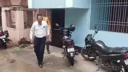 हाजीपुर: मोतिहारी में तैनात FCI लेखपाल के महिला मित्र के हाजीपुर स्थित ठिकाने पर EOU का छापा