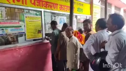 उरई: उरई के जिला अस्पताल में सरकार के दावों पर फेर जा रहा पानी,बंद पड़े वाटर कूलर और AC से मरीज बेहाल#jansamasaya