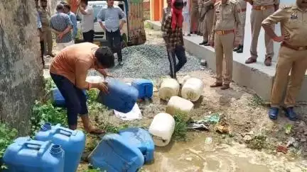 मैनपुरी: मैनपुरी कोतवाली में SDM और CO की मौजूदगी में 748 लीटर कच्ची शराब का विनष्टिकरण किया गया
