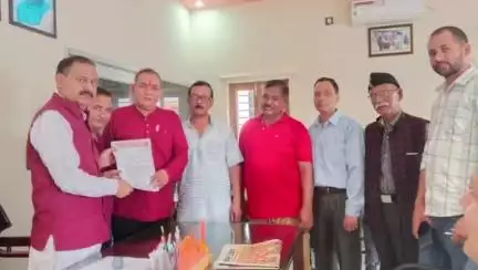 डोईवाला: डोईवाला विधायक बृजभूषण गैरोला के कार्यालय में नगर पालिका अध्यक्ष नरेंद्र सिंह नेगी ने की मुलाकात