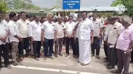 கரூர்: புளூடூத் மூலம் மின்னணு எடை தராசை இணைக்கப்பட்டதை ரத்து செய்யக் கூறி தமிழ்நாடு மாநில தொடக்க கூட்டுறவு வங்கி சார்பில் ஆர்ப்பாட்டம்