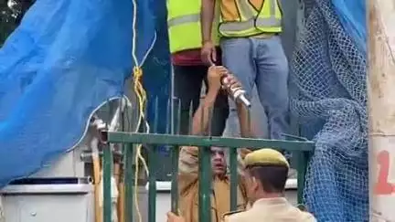 मोबाइल टावर पर फरियादी के चढ़ने के मामले में अग्निशमन विभाग ने टावर के नीचे लगाया रेस्क्यू नेट
