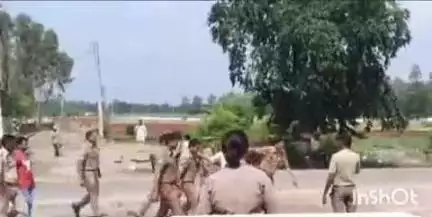 नकुड: गंगोह में पंचायत से पहले हाई वोल्टेज ड्रामा, पुलिस की गाड़ी रोककर हंगामे की कोशिश
