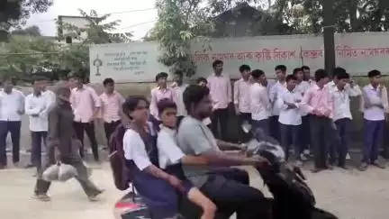 বিহপুৰীয়া: লালুকত লালুক উচ্চতৰ মাধ্যমিক বিদ্যালয়ত চোৰি কাৰ্য্য সংঘটিত হোৱাকৈ মানৱ শৃংখলৰ লগত থানাত এজাহাৰ দাখিল ছাত্ৰ ছাত্ৰীৰ