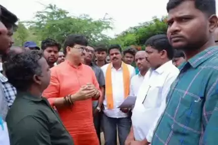ఆర్మూర్: కుద్వాన్పూర్ లో నూతన బీసీ హాస్టల్ నిర్మాణానికి అధికారులతో కలిసి స్థల పరిశీలన చేసిన ఎమ్మెల్యే రాకేష్ రెడ్డి