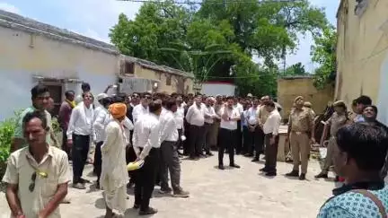 एसडीएम सोहावल से नाराज युवक ने टावर पर चढ़कर किया प्रदर्शन, डीएम के कहने पर उतरा नीचे