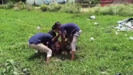 लखीमपुर: सेठ घाट रोड़ स्थित प्रकाश नगर में खाली पड़े प्लॉट में भरे कीचड़ में फंसा गोवंश, भाजपा नेता ने लोगों की मदद से निकाला
