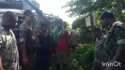 কোচবিহার ১: গোপন সূত্রে খবর পেয়ে সুটকা বাড়ি এলাকা থেকে বিপুল পরিমাণ গাঁজাসহ দুই যুবককে আটক করল পুলি, ঘটনাস্থলে DSP ও IC