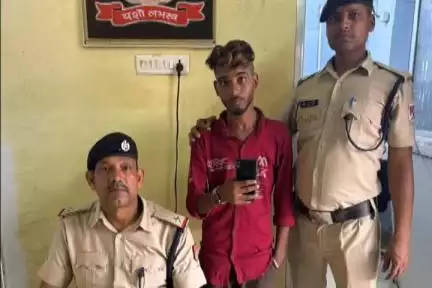 लखीसराय: किऊल रेलवे जंक्शन के प्लेटफार्म 3 से RPF ने चोरी के मोबाइल के साथ एक व्यक्ति को गिरफ्तार किया