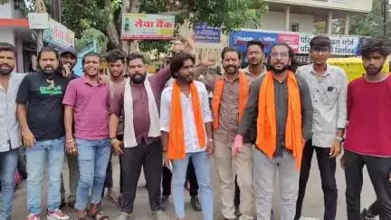 मंदसौर: गोपाल कृष्ण गौशाला में अव्यवस्थाओं के खिलाफ हिंदू संगठन का गांधी चौराहा पर धरना प्रदर्शन