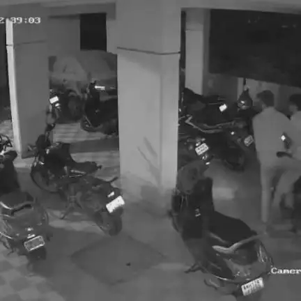 हवेली: लोहगाव येथील पोरवाल रोड वरील सोसायटीच्या पार्किंगमध्ये दुचाकी चोरट्यांनी चोरल्याच्या घटनेचा सीसीटीव्ही व्हिडिओ आला समोर