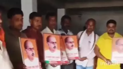 नवाबगंज: बरैया चौराहा पर डॉ श्यामप्रसाद मुखर्जी के आगामी कार्यक्रम को लेकर बूथ अध्यक्षों के साथ की गई बैठक