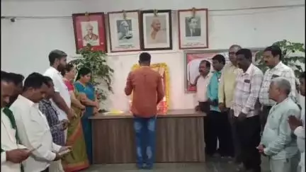 ಹೊಳಲ್ಕೆರೆ: ತಾಲ್ಲೂಕು ಕಚೇರಿಯಲ್ಲಿ ನಾಡಪ್ರಭು ಕೆಂಪೇಗೌಡ ಜಯಂತಿ ಆಚರಣೆ