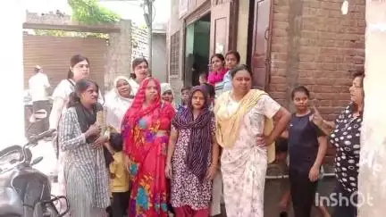 हापुड़: मोहल्ला गोपीपुरा में नालियों व गटर की सफाई न होने पर महिलाओं ने पालिका के खिलाफ किया प्रदर्शन