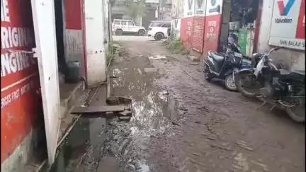 झज्जर: सिलानी गेट क्षेत्र में गौशाला मार्केट में नालियों की सफाई ना होने के चलते दुकानदार हुए काफी परेशान #janmsamasya