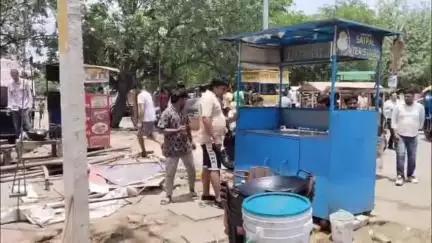 थानेसर: सेक्टर-13 मार्केट में नगर परिषद ने पुलिस बल के साथ हटाया अवैध कब्जा, पार्षद पर रेहड़ी वालों ने लगाया रुपये लेने का आरोप