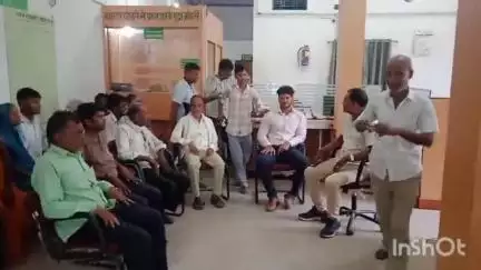 नवाबगंज: बंगलाबाजार स्थित यूपी ग्रामीण बैंक में ग्राहकों को सरकार की विभिन्न योजनाओं के बारे में दी गई जानकारी