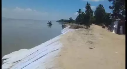 বাঘবৰ: পাহাৰপুৰ আৰু হাবিদংৰা অঞ্চলত গৰাখহনীয়া পৰিদৰ্শ কৰে বিধায়ক শ্বেৰমান আলী আহমেদে