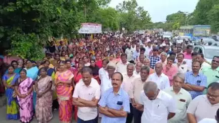 கோவை தெற்கு: தெற்கு வட்டாட்சியர் அலுவலகம் முன்பு ரேஷன் கடையில் பணிபுரியும் ஊழியர்கள் ஆர்ப்பாட்டம்