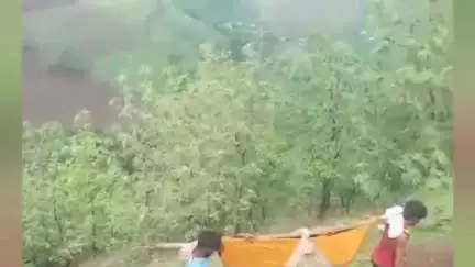 अक्राणी: आदिवासी बांधवांच्या मरत यातना काही केल्या संपेना, केलापाणी ते तोरणमाळ पर्यंत रुग्णाचा बांबू झोळीने जीवघेणा प्रवास