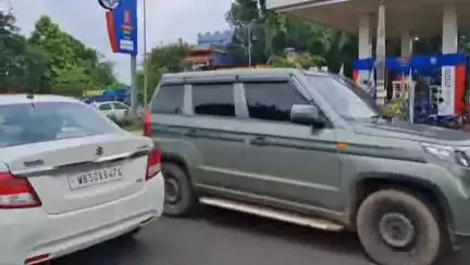 মেদিনীপুর: বেপরোয়া প্রাইভেট কারের পাম্প থেকে বেরিয়েই ধাক্কা স্কুটি ও দোকানে, দুর্ঘটনা কেরানিচটিতে