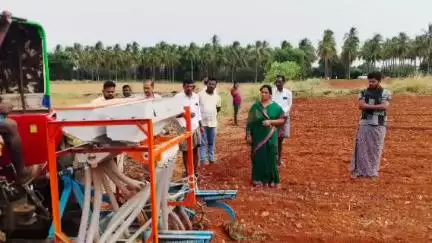 ముత్యాలమ్మపల్లిలో రైతు ముత్యాలప్ప పొలాన్ని పరిశీలించి వ్యవసాయ చిత్రాన్ని సందర్శించిన ఎమ్మెల్యే పరిటాల సునీత