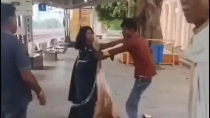हमीरपुर: रागौल रेलवे स्टेशन में फोन मांगने से मना करने पर पत्नी ने मां के साथ मिलकर की मारपीट, वीडियो हुआ वायरल