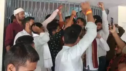 छतरपुर नगर: MCBU में ABVP का प्रदर्शन: रिजल्ट गड़बड़ियों पर छात्रों का हंगामा, पुलिस से झड़प  #jansamasya