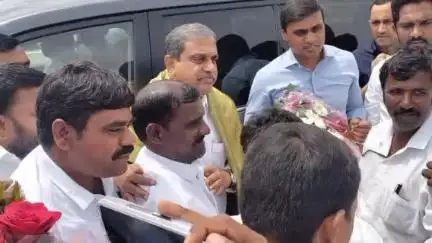 వైకాపా నాయకులు సజ్జల రామకృష్ణారెడ్డి రాజంపేట ఎంపీ మిథున్ రెడ్డి లను కలిసిన మడకశిర వైసిపి ఇంచార్జ్ ఈర లక్కప్ప.