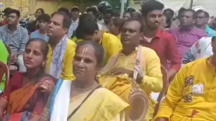 বোলপুর-শ্রীনিকেতন: রথযাত্রার আগে বোলপুরে ২৫টি রথ কমিটিকে ১০ হাজার টাকা করে অনুদান দিল SSDA.