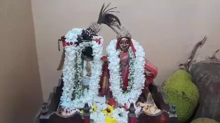 মেমারি ১: ব্যতিক্রমী ছবি আমাদপুরে
জগন্নাথের পরিবর্তে রাধা মাধব চড়েন রথে