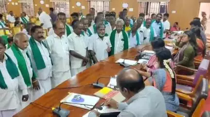 தஞ்சாவூர்: கலெக்டரை ரவுண்டு கட்டிய விவசாயிகள் கலெக்டர் அலுவலகத்தில் வெளிநடப்பு செய்து போராட்டம்