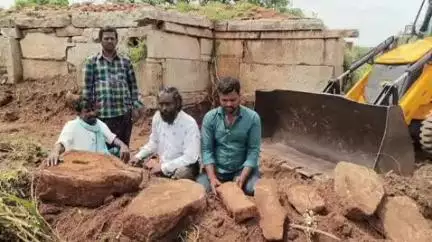 కళ్యాణదుర్గం: కుందుర్పిలోని పురాతన గౌరమ్మ దేవాలయంలో శివలింగం, నాగదేవతల శిలా విగ్రహాలు లభ్యం