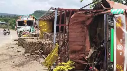 रायसेन: बालमपुर घाटी में दर्दनाक हादसा, खड़े ट्रक से टकराकर पलटा मिनी ट्रक, चालक की मौत