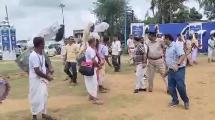 কান্দি: কান্দিতে তিনদিনের বাংলা মোদের গর্ব অনুষ্ঠানের সুচনা করেন বিদ্যুৎ প্রতিমন্ত্রী! তুলে ধরা হল বাংলার সংস্কৃতি